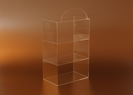 Die Vitrine hat zwei Regale und eine offene Seite. Die Größe ist: 265 x 163 x 400 mm (Breite x Tiefe x Höhe), Höhe zwischen den Regalen: 130 mm, Die Vitrine hat eine abnehmbare Krone, Größe ist: 210 x 75 mm (Breite x Höhe)
