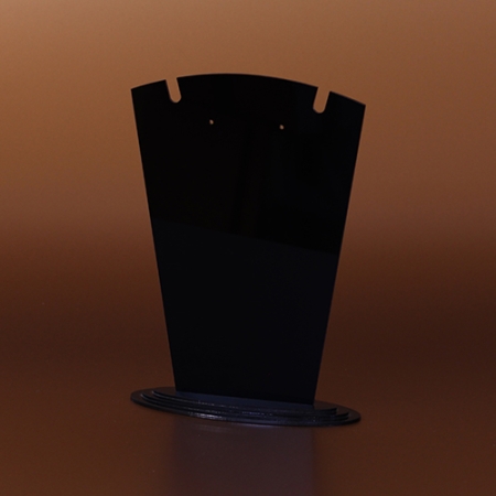 Der Halskettenständer ideal für Schaufenster und Geschäfte. Der exklusiv gefertigte Schmuckstückständer aus schwarzem Material kann Schönheit und Glanz der Artikeln ganz gut hervorheben.