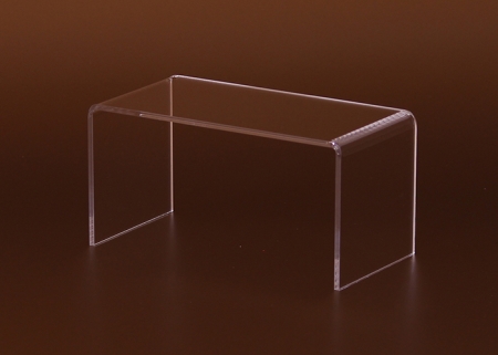 In Rechteckform gefertigte transparente Warenträger, Warendisplays können ideal als Dekorbrücke, Dekorständer für Paltzierung der Waren im Theken-und Tresenverkauf, im Schaufenster oder in der Vitrine verwendet werden.
