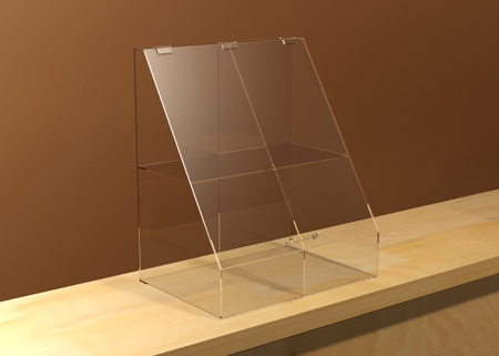 Warenschütte aus Plexiglas für Backwaren eignet sich als Thekenaufsatz für eine verkaufsfördernde Präsentation von Artikeln, die unter dem Deckel frisch bleiben können. Größe: 500x590x500 mm (Breite x Tiefe x Höhe)
