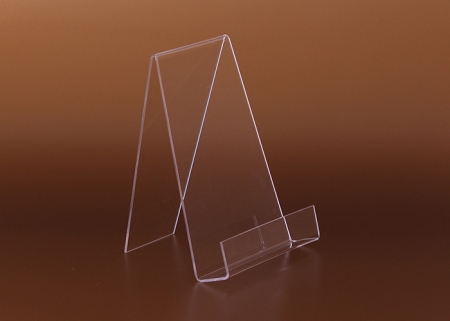 Transparenter Buchständer als Warenträger, gefertigt aus Plexiglas, ideal geeignet für die Plazierung Ihrer Bücher und flachen Exponate im Theken- und Tresenverkauf, im Schaufenster oder in der Vitrine. Der offene Absatz ermöglicht eine Präsentation von Überformaten. Optimal als Präsentationsdisplay z. B. als Buchständer oder Waren-Presenter.