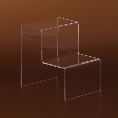 Transparente und standfeste Dekotreppe als Warenträger, Warendisplay aus Plexiglas ist ideal geeignet für die verkaufsfördernde Platzierung der Artikel und Waren im Theken-und Thresenverkauf, im Schaufenster, in der Vitrine, in Veranstaltungen oder in Ausstellungen.