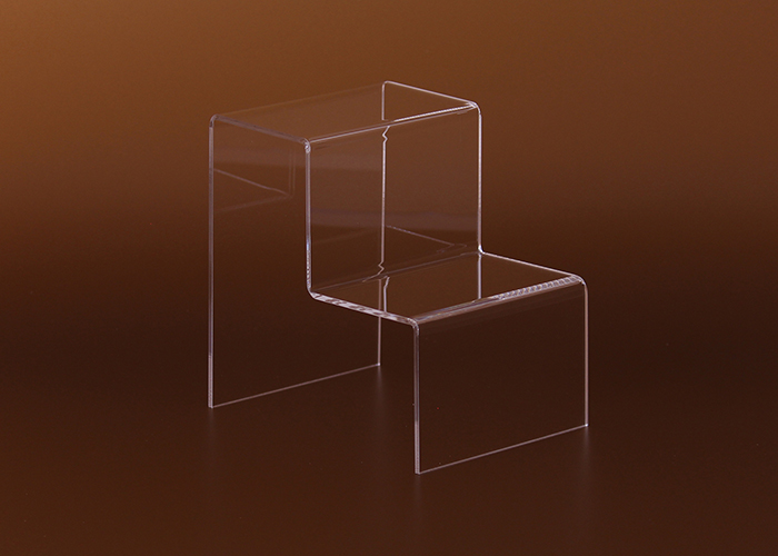 Transparente und standfeste Dekotreppe als Warenträger, Warendisplay aus Plexiglas ist ideal geeignet für die verkaufsfördernde Platzierung der Artikel und Waren im Theken-und Thresenverkauf, im Schaufenster, in der Vitrine, in Veranstaltungen oder in Ausstellungen.