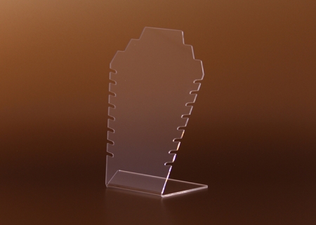 Der Halskettenständer ideal für Schaufenster und Geschäfte, dank des zackigen Randes ideal für mehrere Halsketten. Der exklusiv gefertigte Schmuckstückständer aus halbopalfarbigem Plexiglas kann Schönheit und Glanz der Artikeln ganz gut hervorheben.