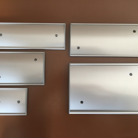 Diese einfach an die Wand klebbaren Schilder sind für Börohäuser, Firmen, Behörden empfohlen in vielen verschiedenen Größen. Schilder mit Aluprofil, mit Abdeckkappen aus Kunststoff und PET-Cover.