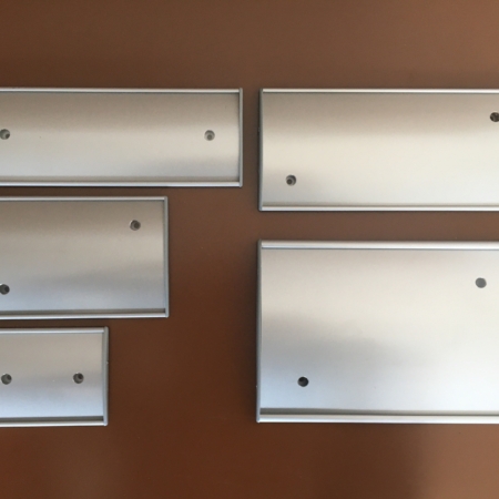 Diese einfach an die Wand klebbaren Schilder sind für Börohäuser, Firmen, Behörden empfohlen in vielen verschiedenen Größen. Schilder mit Aluprofil, mit Abdeckkappen aus Kunststoff und PET-Cover.