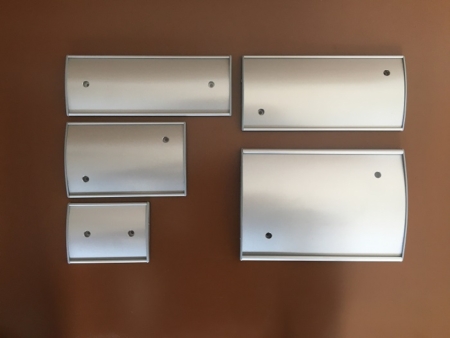 Diese einfach an die Wand klebbaren Schilder sind für Börohäuser, Firmen, Behörden empfohlen in vielen verschiedenen Größen. Schilder mit Aluprofil, mit Abdeckkappen aus Kunststoff und PET-Cover.