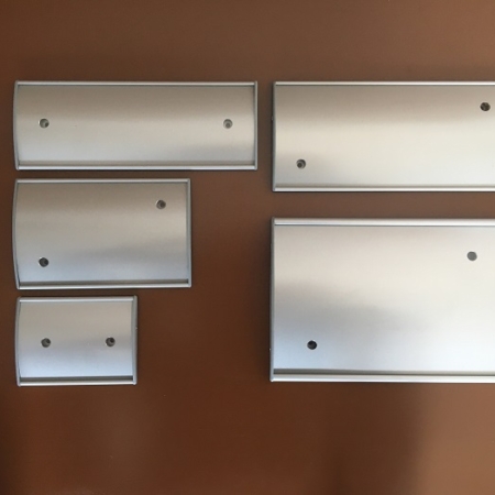 Diese einfach an die Wand klebbaren Schilder sind für Börohäuser, Firmen, Behörden empfohlen in vielen verschiedenen Größen. Schilder mit Aluprofil, mit Abdeckkappen aus Kunststoff und PET-Cover.