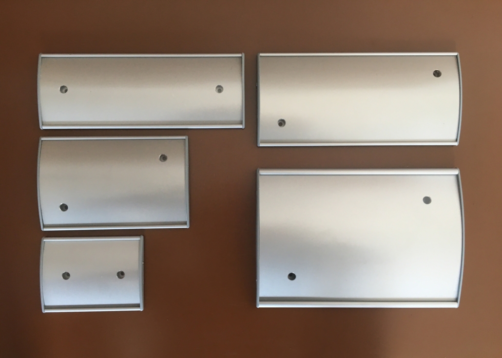 Diese einfach an die Wand klebbaren Schilder sind für Börohäuser, Firmen, Behörden empfohlen in vielen verschiedenen Größen. Schilder mit Aluprofil, mit Abdeckkappen aus Kunststoff und PET-Cover.