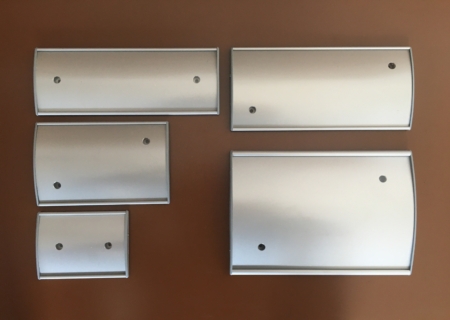 Diese einfach an die Wand klebbaren Schilder sind für Börohäuser, Firmen, Behörden empfohlen in vielen verschiedenen Größen. Schilder mit Aluprofil, mit Abdeckkappen aus Kunststoff und PET-Cover.