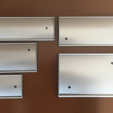 Diese einfach an die Wand klebbaren Schilder sind für Börohäuser, Firmen, Behörden empfohlen in vielen verschiedenen Größen. Schilder mit Aluprofil, mit Abdeckkappen aus Kunststoff und PET-Cover.