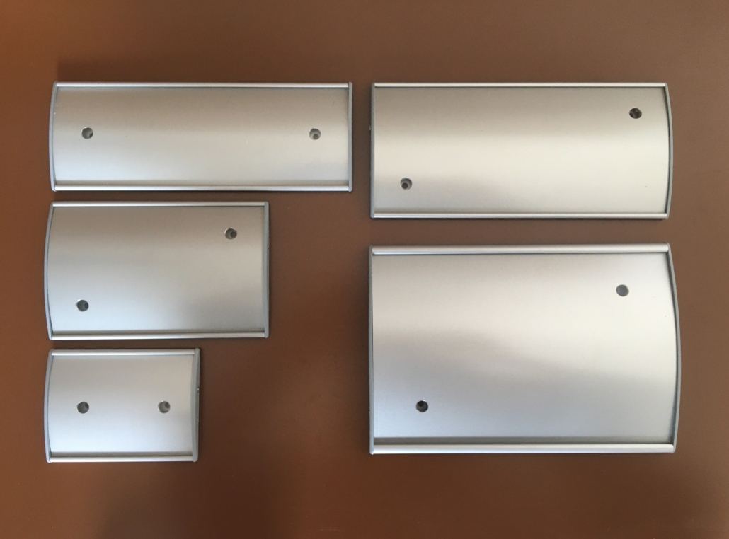 Diese einfach an die Wand klebbaren Schilder sind für Börohäuser, Firmen, Behörden empfohlen in vielen verschiedenen Größen. Schilder mit Aluprofil, mit Abdeckkappen aus Kunststoff und PET-Cover.