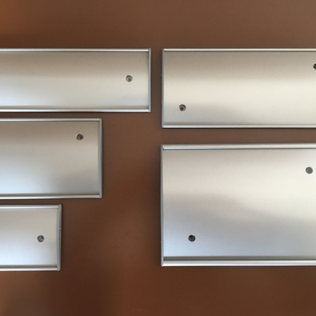 Diese einfach an die Wand klebbaren Schilder sind für Börohäuser, Firmen, Behörden empfohlen in vielen verschiedenen Größen. Schilder mit Aluprofil, mit Abdeckkappen aus Kunststoff und PET-Cover.