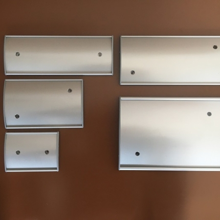 Diese einfach an die Wand klebbaren Schilder sind für Börohäuser, Firmen, Behörden empfohlen in vielen verschiedenen Größen. Schilder mit Aluprofil, mit Abdeckkappen aus Kunststoff und PET-Cover.