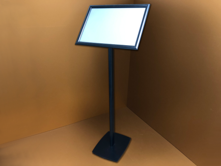 Infoständer mit Klapprahmen ist im Hoch-und Querformat umstellbar.
