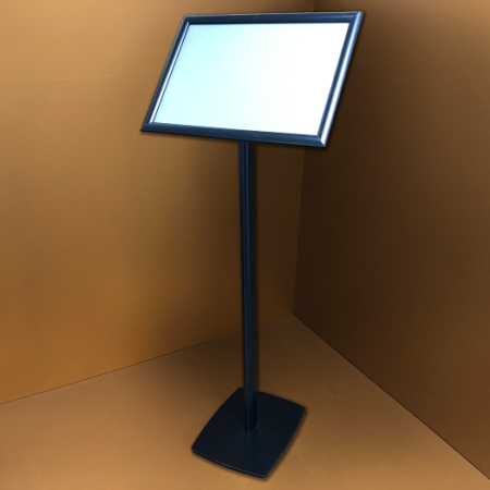 Infoständer mit Klapprahmen ist im Hoch-und Querformat umstellbar.