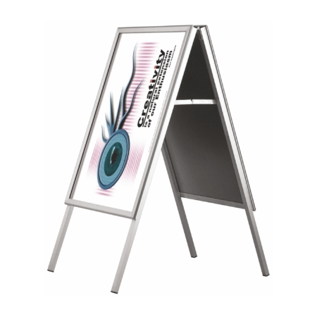 Kundenstopper mit Aluminium-Konstruktion und mit Klapprahmen für Außenbereich.