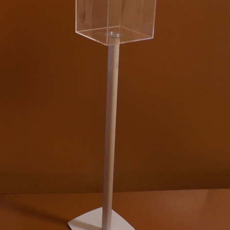 Spendebox aus Plexiglas auf einen stabilen Standfuß aus Metall montiert.