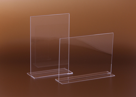 T-Ständer (T-Aufsteller) sind Werbeaufsteller aus transparentem Plexiglas guter Qualität für die anspruchsvolle Präsentation einzelner Infoblätter, Plakate oder Poster. Das Informationsblatt kann seitlich eingeschoben werden.