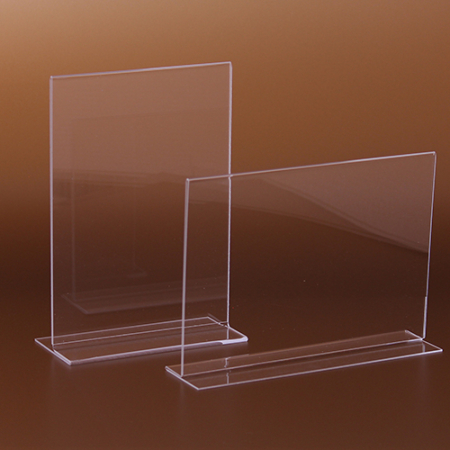 T-Ständer (T-Aufsteller) sind Werbeaufsteller aus transparentem Plexiglas guter Qualität für die anspruchsvolle Präsentation einzelner Infoblätter, Plakate oder Poster. Das Informationsblatt kann seitlich eingeschoben werden.