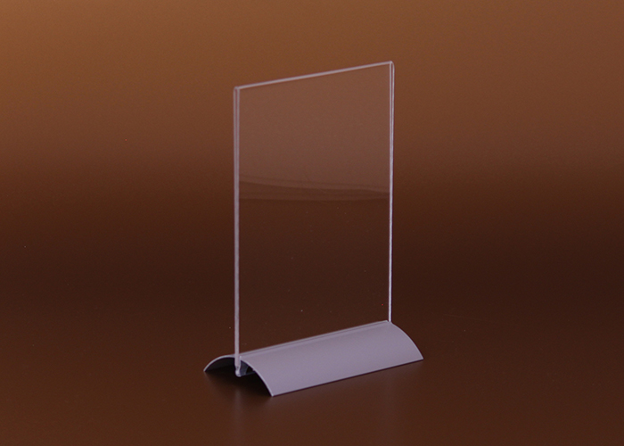 Tischaufsteller (T-Ständer) mi einem Aluminiumstandfuß. Die Infomaterialien lassen sich komfortabel und schnell austauschen.