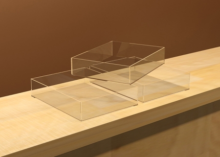 Tablett zur Warenschütte (hinten offen) aus Plexiglas für Backwaren. In eine Schütte können von hinten insgesamt 4 Tablette eingeschoben werden.