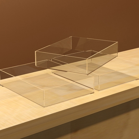 Tablett zur Warenschütte (hinten offen) aus Plexiglas für Backwaren. In eine Schütte können von hinten insgesamt 4 Tablette eingeschoben werden.