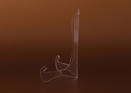 Der Tellerständer wird aus transparentem Plexiglas gefertigt, 120 mm hoch.