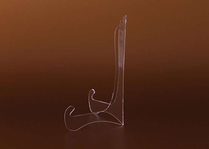 Der Tellerständer wird aus transparentem Plexiglas gefertigt, 240 mm hoch.