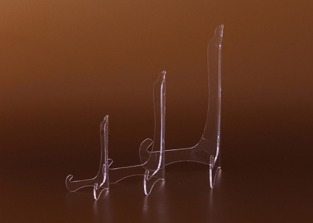 Der Tellerständer wird aus transparentem Plexiglas gefertigt, und kann in drei Größen gekauft werden. Der sieht dekorativ aus, ist geeignet für kleinere und größere Teller. (sowohl für tiefe, als auch für flache Teller)