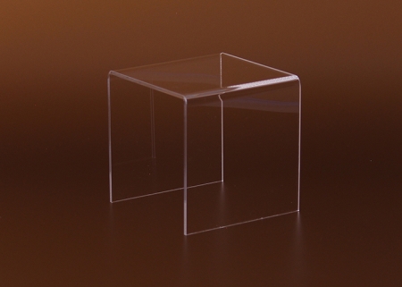 In Quadratform aus Plexiglas gefertigte transparente Warenträger, Warendisplays können ideal als Dekorbrücke, Dekorständer für Platzierung der Waren im Theken-und Tresenverkauf, im Schaufenster oder in der Vitrine verwendet werden.