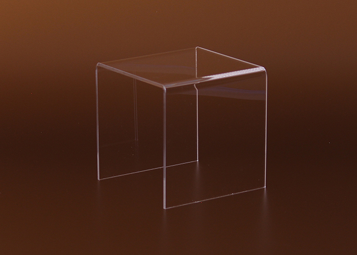 In Quadratform aus Plexiglas gefertigte transparente Warenträger, Warendisplays können ideal als Dekorbrücke, Dekorständer für Platzierung der Waren im Theken-und Tresenverkauf, im Schaufenster oder in der Vitrine verwendet werden.