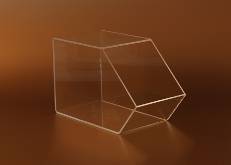 Warenschütte aus Plexiglas für Backwaren eignet sich als Thekenaufsatz für eine verkaufsfördernde Präsentation von Artikeln.