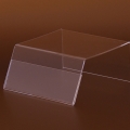 Der Vorderseite des Warenträgers ist doppelt gefaltet und ermöglicht somit einen Einschub für zusätzliche Produkt-oder Preisinformationen. Farbe: transparent zwei Größen sind erhältlich: