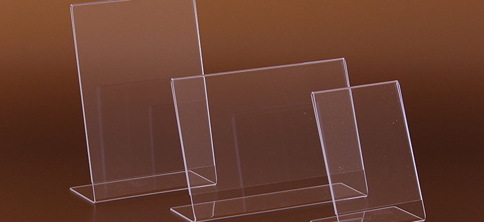 Werbeaufsteller, L-Ständer aus transparentem Plexiglas. Ihre gedruckte Werbung kann einfach von links oder rechts geschoben werden.