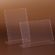 Werbeaufsteller, L-Ständer (schräg) aus transparentem Plexiglas. Das Werbeblatt kann von links oder von rechts eingeschoben werden.