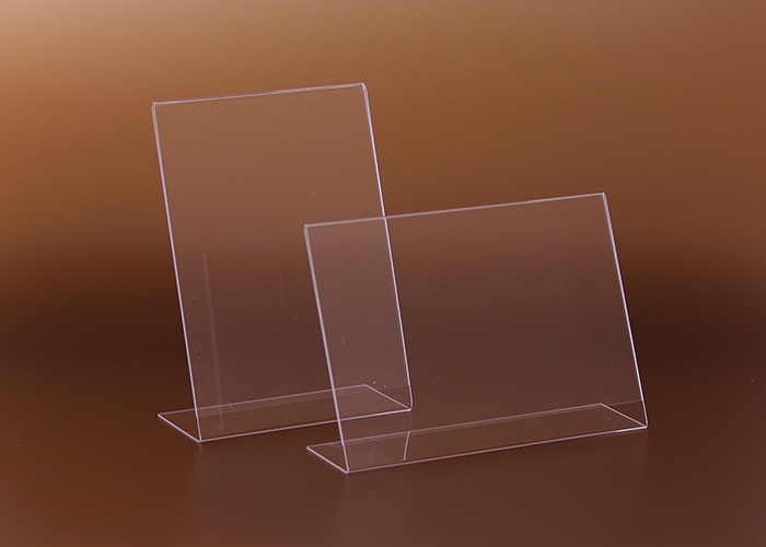 Werbeaufsteller, L-Ständer (schräg) aus transparentem Plexiglas. Das Werbeblatt kann von links oder von rechts eingeschoben werden.
