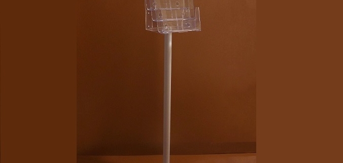 Prospekthalter auf einem stabilen Metallstandfuß. Das Produkt ist nur auf Bestellung erhältlich.