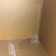Spuckschutz, Schutzscheibe aus transparentem Plexiglas mit Ausschnitt für Durchreichen oder Reden.
