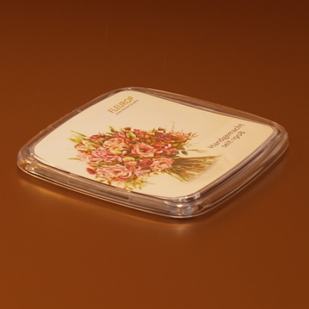 Formschöner, geschweifter Zahlteller zur kontaktlosen Annahme von Wechselgeld in den Verkaufsräumen, gefertigt aus standfestem Plexiglas.