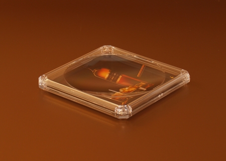 Formschöner, geschweifter Zahlteller zur kontaktlosen Annahme von Wechselgeld in den Verkaufsräumen, gefertigt aus standfestem Plexiglas.